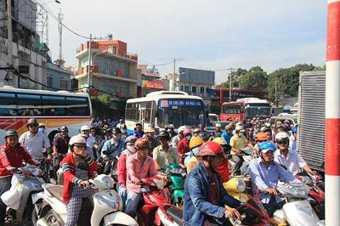 Khoảng 6h30, giao thông qua khu vực này bắt đầu hỗn loạn. Chỉ vài phút sau, lượng phương tiện liên tục dồn về từ các hướng trên đường Phạm Văn Đồng, Nguyễn Kiệm, Nguyễn Thái Sơn…, khiến nơi đây rơi vào tình trạng ùn tắc nghiêm trọng