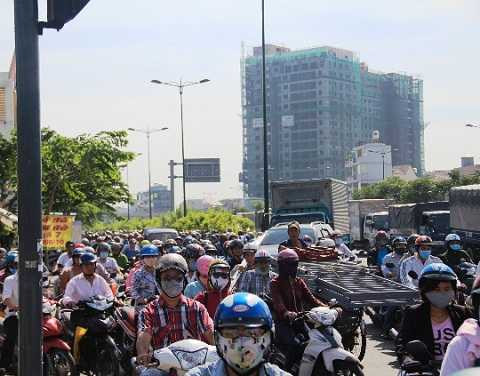 Đường Phạm Văn Đồng, hướng lên công viên Gia Định, hàng ngàn phương tiện ùn ứ, nhích từng chút để di chuyển