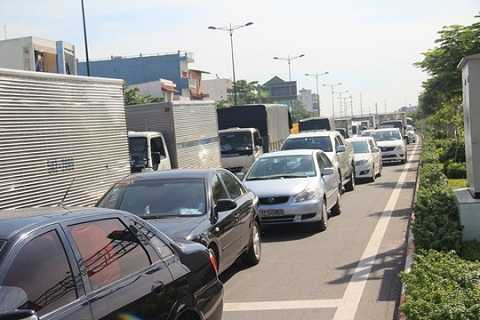 Dòng xe <a href='https://vtcnews.vn/oto-xe-may.31.0.html' >ô tô</a> đứng xếp hàng hơn gần 300 m, trong khi nhiều người đi xe máy phải leo lên vỉa hè lưu thông để thoát khỏi ùn tắc