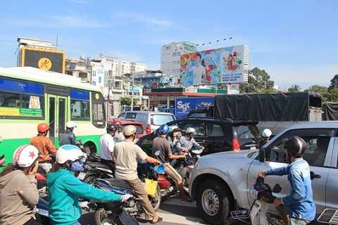 Hướng từ đường Nguyễn Kiệm qua đường Nguyễn Thái Sơn, hàng trăm xe khi đi vào khu vực vòng xoay này cũng bị dồn ứ và hỗn loạn. Theo ghi nhận, các hướng lưu thông qua vòng xoay này không đi theo quy luật nhất định mà cứ châu đầu vào nhau