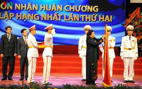 Thay mặt Lãnh đạo Đảng, Nhà nước, Phó Chủ tịch Quốc hội Tòng Thị Phóng gắn Huân chương Độc lập hạng Nhất lên lá cờ truyền thống của VOV Thay mặt Lãnh đạo Đảng, Nhà nước, Phó Chủ tịch Quốc hội Tòng Thị Phóng gắn Huân chương Độc lập hạng Nhất lên lá cờ truyền thống của VOV