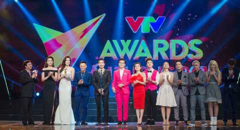 Ê kíp thực hiện chương trình Bữa trưa vui vẻ lên nhận giải