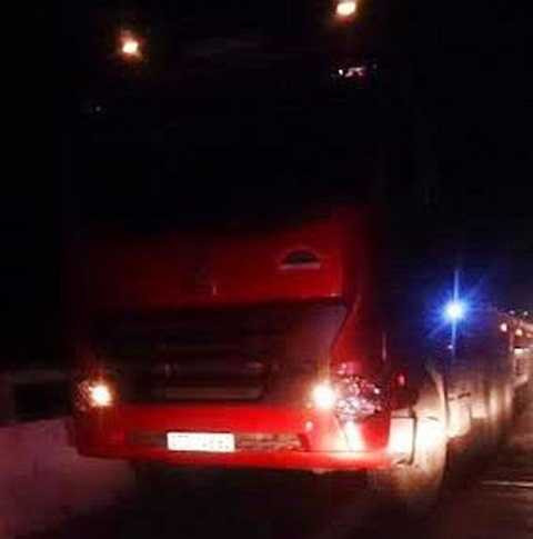 Chiếc <a href='https://vtcnews.vn/oto-xe-may.31.0.html' >xe co</a>ntainer bỏ chạy khỏi hiện trường sau vụ tai nạn nhưng bị người dân chặn lại