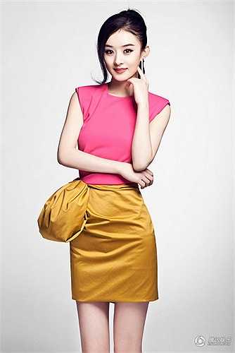Nhờ vóc dáng nhỏ nhắn mà người đẹp sinh năm 1987 được khen ngợi rất trẻ trung. Thậm chí, ngôi sao Hoa Thiên Cốt nhiều lần còn bị nhầm lẫn là nữ sinh trung học.