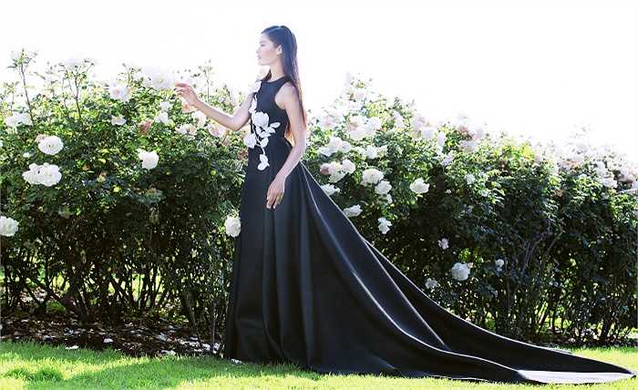 Bối cảnh chụp giữa khu vườn thơ mộng & nhiều hoa hồng đẹp như mơ ở thành phố Beverly Hills (Mỹ).