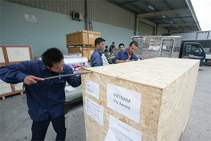 Hôm qua, siêu phẩm Vespa 946 Emporio Armani được chuyển bằng đường hàng không từ nhà máy của Piaggio tại Ý đã về tới Việt Nam.