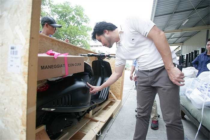 Được biết, phiên bản Vespa 946 Emporio Armani ra đời nhân kỷ niệm 40 năm thành lập hãng thời trang Giorgio Armani và 130 năm thành lập tập đoàn Piaggio, nhằm tôn vinh hai biểu tượng lớn về phong cách và sáng tạo của Ý. 