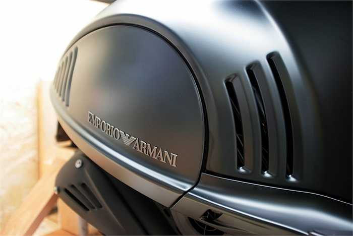 Chiếc Vespa bản đặc biệt mang nước sơn màu xám đen mờ, đặc trưng với phong cách Armani.