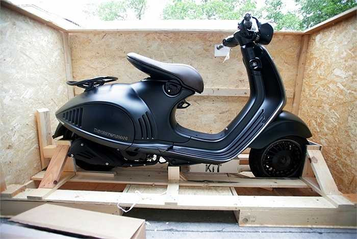 Vespa 946 Emporio Armani không chỉ tô điểm vẻ ngoài mà còn nâng cấp công nghệ. Xi-lanh khối bằng nhôm, yên xe bọc da màu nâu, những nâng cấp hạng sang như kiểm soát điện tử cho động cơ hoạt động chính xác. 
