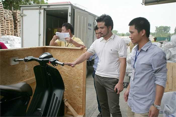 Ngoài động cơ 3 van với hệ thống phun xăng điện tử, xi-lanh khối bằng nhôm, Vespa 946 tích hợp công nghệ ASR kiểm soát độ bám đường (bướm ga sẽ ngắt khi phát hiện bánh xe bị trượt), phanh ABS.