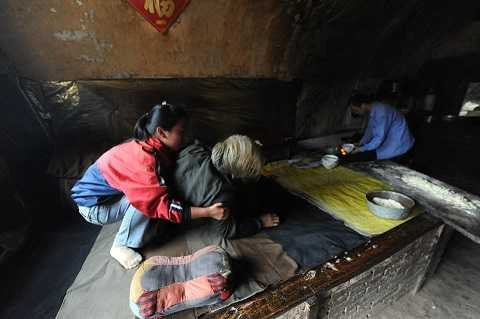 Hai chj em chăm sóc cha mẹ bệnh tật