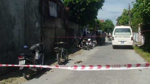 Hiện trường vụ việc 2 mẹ con chết trong tư thế treo cổ. (Ảnh: V.Định) Hiện trường vụ việc 2 mẹ con chết trong tư thế treo cổ. (Ảnh: V.Định)