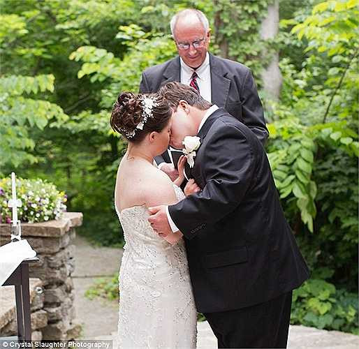 ‘Chỉ 2 tiếng nữa thôi, con sẽ có những bước đi mới trong cuộc đời mình. Cha đang ngồi dưới cửa sổ, ngước nhìn lên nơi con đang ngồi để hy vọng và mơ ước về những điều ngọt ngào sẽ đến với con’, ông Paul chia sẻ trong lá thư gửi con gái.