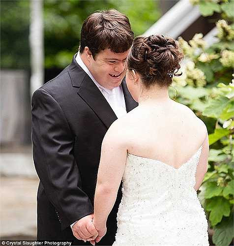 ‘Bây giờ, con và Ryan đang bước đi cùng nhau. Đó là một thử thách mới nhưng chẳng có gì khó khăn để hai con cùng vượt qua. Hạnh phúc sẽ đến với con dễ dàng như cái cách mà con mang đến hạnh phúc cho những người xung quanh. Con mặc chiếc váy màu trắng ấy thật đẹp’, ông Paul bày tỏ.