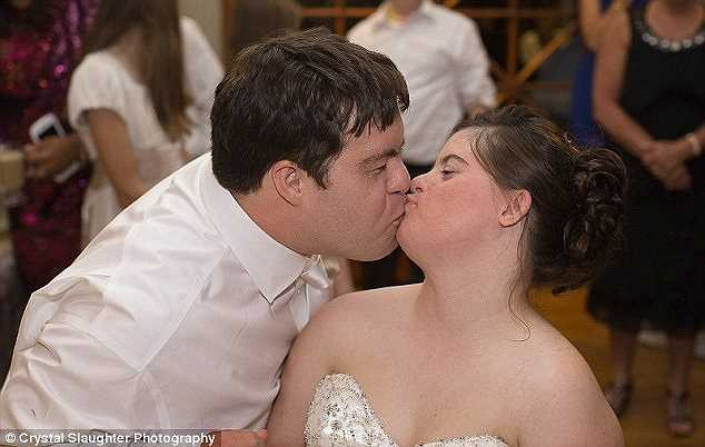 Đáp lại lá thư của bố mình, Jillian nghẹn ngào nói: ‘Con cảm ơn bố. Con sẽ mãi mãi là cô con gái bé nhỏ của bố’. Jillian đã rất hạnh phúc và rạng ngời bên chồng mới cưới. Sau đó, cặp đôi đã hưởng tuần trăng mật tại Hilton Head Island ở Nam Carolina.