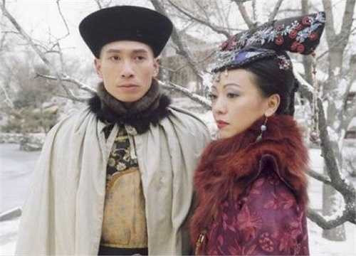 Trần Hào vào vai Khổng Võ - chàng trai nhà nghèo nuôi giấc mộng đổi đời. Sau vai diễn này, anh gặt hái nhiều thành công ở TVB với 'Bàn tay nhân ái 3', 'Cung tâm kế', 'Pháp ngoại phong vân'... Trong dàn diễn viên 'Thâm cung nội chiến', anh là người trụ lại lâu nhất với TVB.