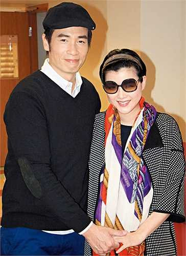 Trần Hào hiện giữ vị trí vững chắc ở TVB. Anh kết hôn năm 2013 cùng người đẹp Trần Nhân Mỹ. Cặp vợ chồng có hai con trai. (Nguồn: VnExpress)