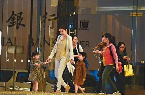 Nữ diễn viên giải nghệ năm 2008, sau đó kết hôn và sinh ba con gái. Trong ảnh, Lê Tư cùng người giúp việc đưa ba con đi mua sắm. Trong lần trả lời phỏng vấn gần đây, nữ diễn viên cho biết cô muốn tập trung cho việc kinh doanh chuỗi tiệm thẩm mỹ, không có ý định trở lại đóng phim.