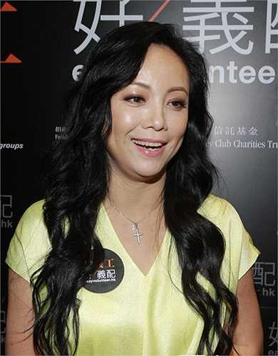 Đặng Tụy Văn sinh năm 1966, là diễn viên chủ chốt của TVB thập niên 1990, 2000. Năm 2013, người đẹp tiếp tục đảm nhiệm vai Như Phi trong 'Cuộc chiến chốn thâm cung 2' nhưng phim không được đánh giá cao. Vì điều này, Tụy Văn công khai chê tác phẩm, nói rằng cô ân hận vì nhận đóng phim khi chưa đọc kịch bản. 