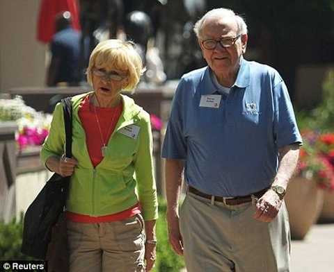 Astrid Menks (trái) - người tình trong suốt 29 năm và sau này đã thành vợ hai của tỷ phú Warren Buffett Astrid Menks (trái) - người tình trong suốt 29 năm và sau này đã thành vợ hai của tỷ phú Warren Buffett