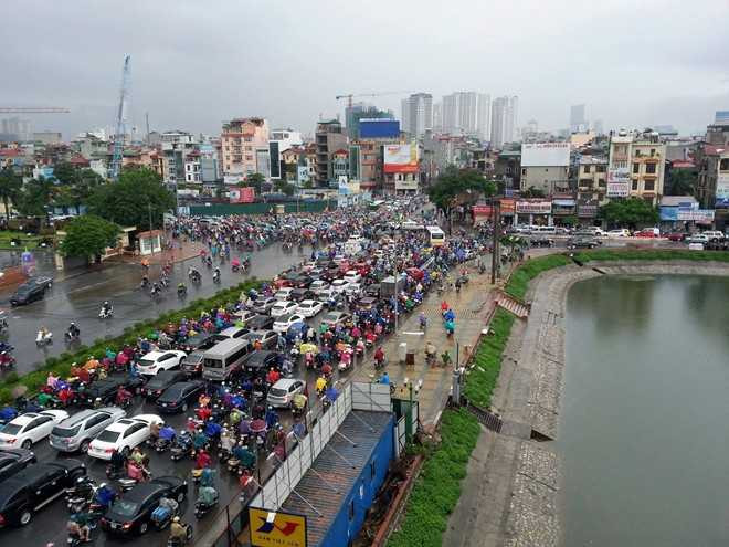 Đường ngập nước, giao thông Hà Nội hỗn loạn