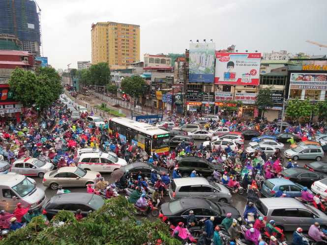 Đường ngập nước, giao thông Hà Nội hỗn loạn