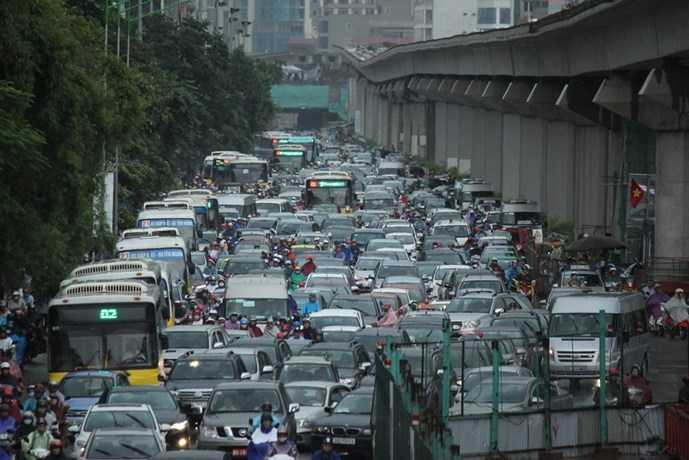 Đường ngập nước, giao thông Hà Nội hỗn loạn