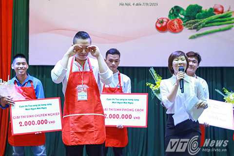 Huy Hiếu bật khóc khi biết món ăn của mình đạt giải nhất trong cuộc thi Huy Hiếu bật khóc khi biết món ăn của mình đạt giải nhất trong cuộc thi