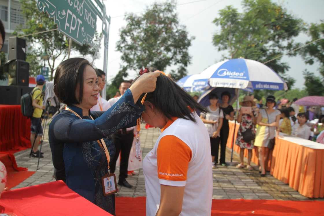 Cô Hiệu trưởng ân cần trao thẻ cho từng em