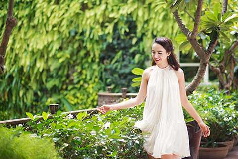 Bộ ảnh được thực hiện với sự hỗ trợ của stylist Tân Đà Lạt, nhiếp ảnh gia Tiên Nguyễn, trang điểm Phúc Nghĩa và nhà thiết kế Lê Thanh Hòa.