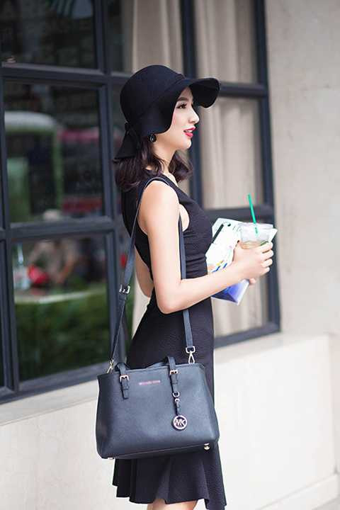 Ngọc Diễm tâm sự: Phan Bội Châu, Cam Ranh những ngày đầu tháng 9 - nắng vàng, gió mát và những mảng màu của mùa thu được tô điểm trên những chiếc dù rực rỡ, những bó hoa tươi thắm và những chùm bóng bay nhiều màu sắc trong ngày tựu trường. Tính đến nay, thấm thoát đã 10 năm ra trường, thời gian trôi qua thật nhanh, như cát chảy trên kẻ tay và không cách nào níu giữ được. Những gì giữ được, có chăng là những kỉ niệm của tuổi học trò, những náo nức chờ đợi được gặp thầy cô, bạn bè trong năm học mới, chút bối rối khi thấy áo trắng của chàng-trai-năm-ấy thấp thoáng ở bãi gửi xe. Ừ thì tuổi học trò chỉ có một lần và Diễm tin đó là khoảng thời gian tuyệt vời nhất trong cuộc đời của mỗi người. Ra đời rồi, nhiều bài văn, bài thơ có thể mình đã quên, nhưng đoạn văn đầy cảm xúc của nhà văn Thanh Tịnh thì mãi nhớ! Cảm xúc của những tháng ngày hồn nhiên và hồ hởi, càng trưởng thành bao nhiêu thì lại càng muốn lưu giữ bấy nhiêu, và luôn được thắp cháy lại mỗi mùa tựu trường. 