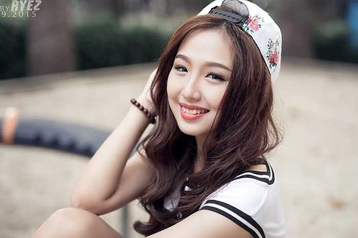 Dù bận rộn trong việc học nhưng cô vẫn thường xuyên đưa đón các em đi học.