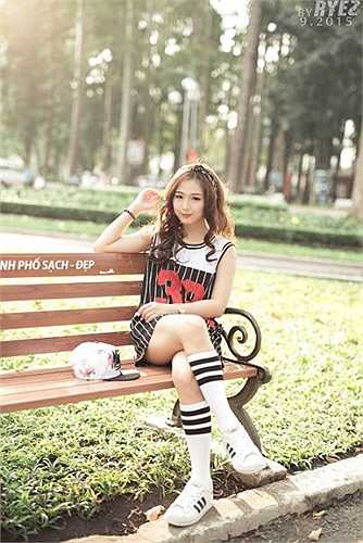 Cô chia sẻ: 'Mình thích tìm hiểu về những sản phẩm handmade như: son, kem dưỡng da, ủ tóc. Hầu như những sản phẩm mới ra thị trường mình đều biết và tìm hiểu'.
