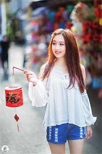 Hot girl Đại học Nguyễn Tất Thành - Phạm Thái Thanh Thanh thu hút sự chú ý của mọi người khi có mặt ở phố lồng đèn (Quận 5, TP.HCM).