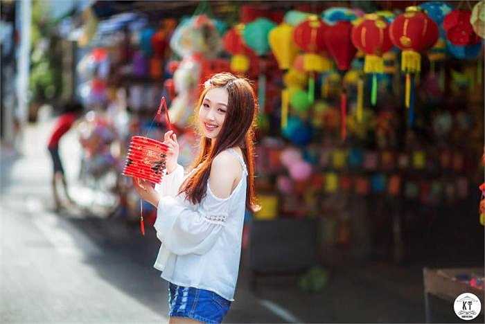 Hot girl chia sẻ: 'Dịp này vừa được ăn bánh trung thu trên sân thượng lại vừa được ngắm trăng cùng gia đình. Cảm giác đó thật vui và hạnh phúc'.