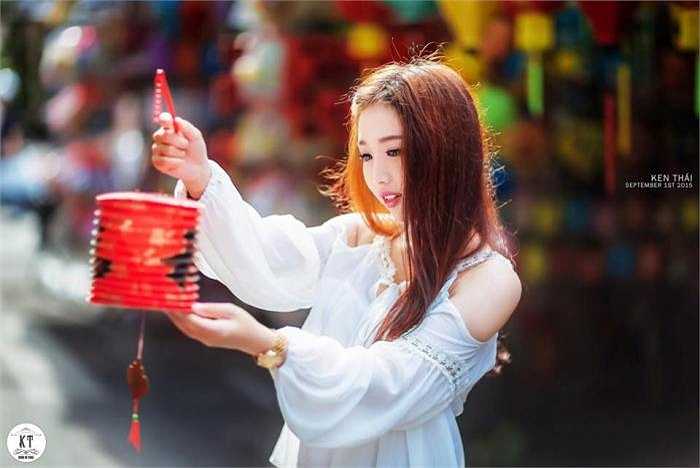 Hot girl dự định Trung thu năm nay sẽ tới bên cầu Ánh Sao ở Quận 7, TP.HCM để xem các em nhỏ rước đèn.