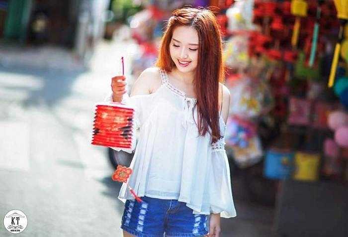 Cô chia sẻ: 'Mình thích tìm hiểu về những sản phẩm handmade như: son, kem dưỡng da, ủ tóc. Hầu như những sản phẩm mới ra thị trường mình đều biết và tìm hiểu'.