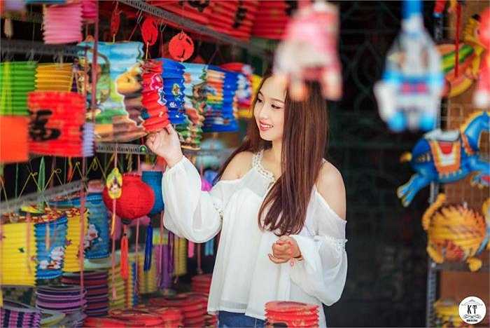 Hot girl là thành viên nhóm làm phim Twenty. Trong một bộ phim về thời áo trắng, cô vào vai học sinh có biệt danh 'Thanh lanh chanh' chỉ thích chơi cùng với các bạn trai.