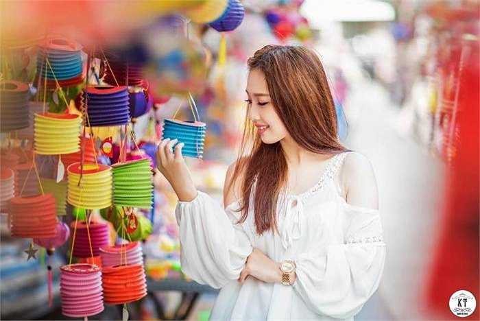 Thanh Thanh đẹp rạng ngời, cuốn hút giữa phố lồng đèn.