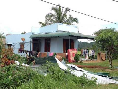 Mái tôn và nhiều vật dụng bay tứ tung.