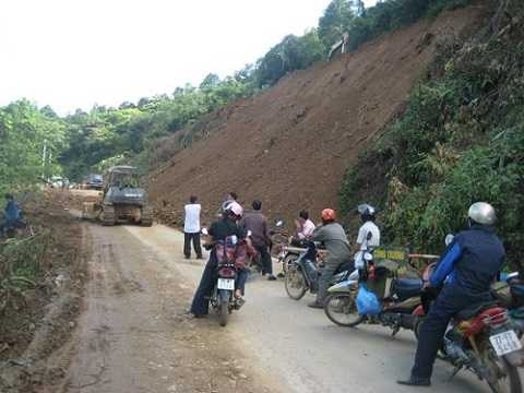 Tình trạng sạt lở nghiêm trọng do mưa lớn kéo dài ở Lai Châu. (Ảnh: Dân Việt) Tình trạng sạt lở nghiêm trọng do mưa lớn kéo dài ở Lai Châu. (Ảnh: Dân Việt)