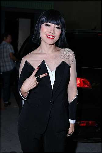 Mỹ Tâm xuất hiện trong Vietnam Idol với trang phục đen tuyền cùng màu với bộ tóc giả. Khán giả đang chưa biết phải nhận định thế nào về ngoại hình tương đối 'khác người' này của cô thì ngay lập tức người ta phát hiện ra trang phục này giống với một thiết kế của Viktor & Rolf năm 2007.