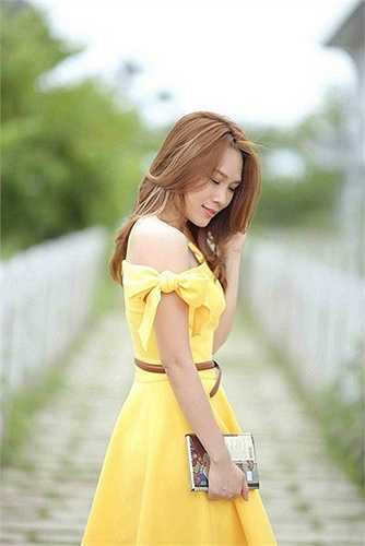 Với chiếc đầm vàng có nơ ở tay này, Mỹ Tâm trông rất dịu dàng, nữ tính. Thế nhưng nó lại giống hệt với thiết kế của Ngọc Trinh, có khác chỉ là ở màu sắc.