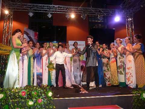 NTK La Hong và các người mẫu NTK La Hong và các người mẫu