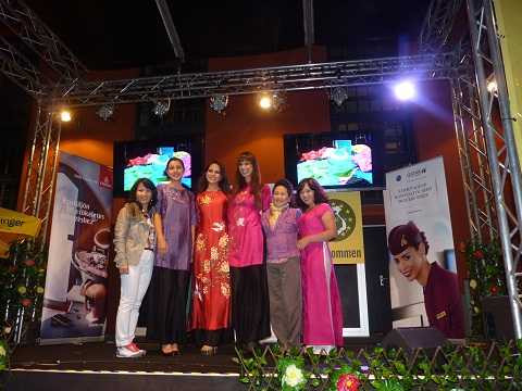 Nhà tài trợ Lụa bên cạnh các hoa hậu Áo mặc áo lụa Hà Đông Nhà tài trợ Lụa bên cạnh các hoa hậu Áo mặc áo lụa Hà Đông