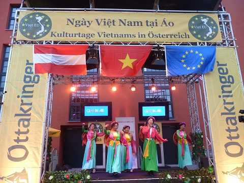 Chương trình biểu diễn văn nghệ. Chương trình biểu diễn văn nghệ.