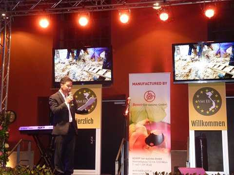 Nhà báo Phan Tuệ thuyết trình về Hạ Long Nhà báo Phan Tuệ thuyết trình về Hạ Long