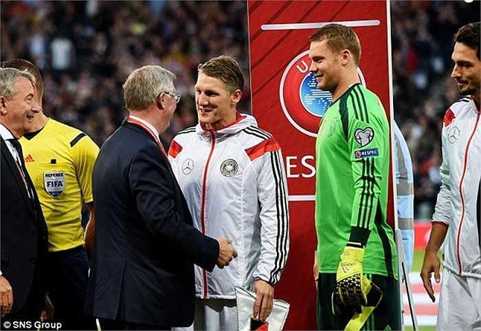 Bất chấp điều ấy, Sir Alex vẫn dành sự tôn trọng rất lớn cho Schweinsteiger. Trước thềm trận đấu giữa đội bóng quê hương ông, Scotland với Đức, ông xuống tận nơi hỏi thăm tân binh MU