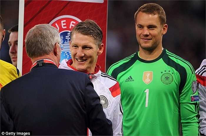 Cả hai có những cử chỉ rất thân mật như thể đã từng quen biết từ lâu