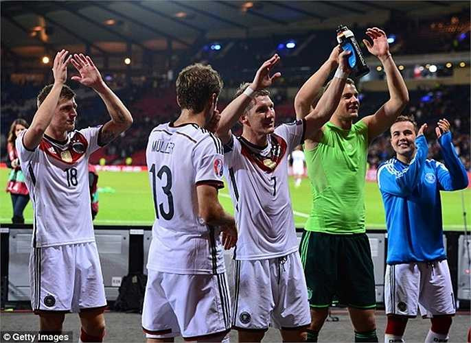 Ở trận đấu đêm qua, Schweinsteiger đã được hưởng niềm vui chiến thắng sau khi Đức đánh bại Scotland 3-2, đồng thời giữ vững ngôi đầu bảng